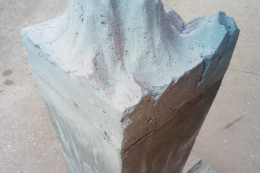 Escultura ayudada al comienzo por cemento expansivo