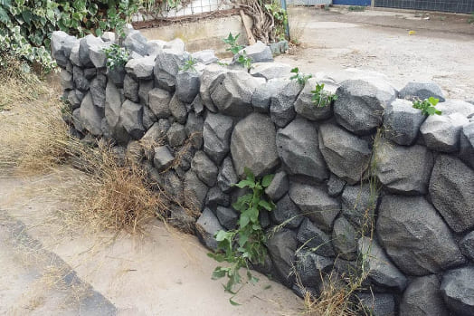 Paisaje de piedras rotas realizado con cemento expansivo