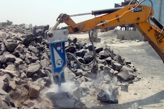 Rompiendo piedras con martillo hidráulico
